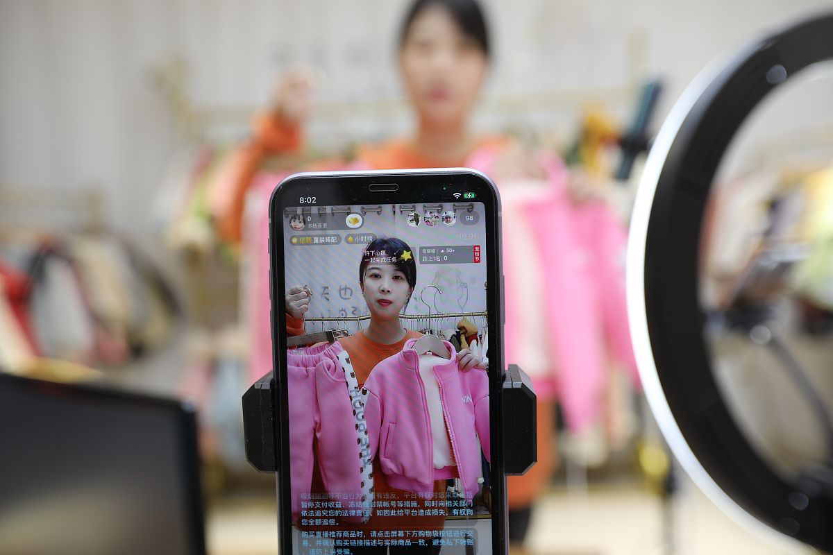 将以下内容进行二创：欢迎进入直播兼的朋友们今天给大家带来一个黑科技的礼物他就是我们的素质人今天我们把电话里的智能客服变成了真人通过手机就可以实现克隆人步骤非常的简单首先要求录制一条几分钟的原视频和音频第二克隆一个专属素质人模型和声音第三我们只需要输入直播话术文案就可以生成一个素质人直播兼并且开始直播了。