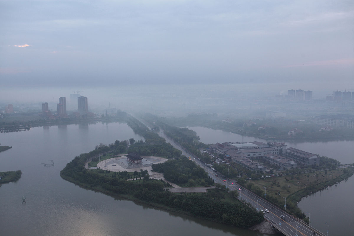 2015年8月26日,山东滨州,城区天空先后出现大片乌云和平流雾.