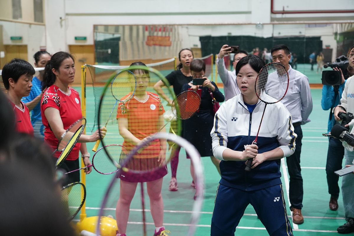 羽毛球活动邀约：放松身心，提升球技，结交球友！