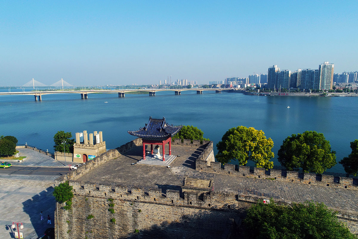 2017年7月25日,湖北省襄阳市,古城襄阳城市风光旖旎,南城北市,古城与