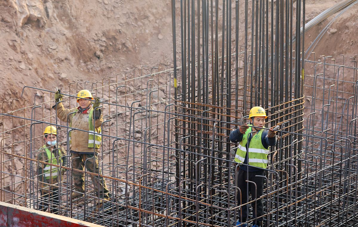 2022年1月2月,合肥市蜀山区的新合肥西站项目上,建设工人们坚守岗位奋