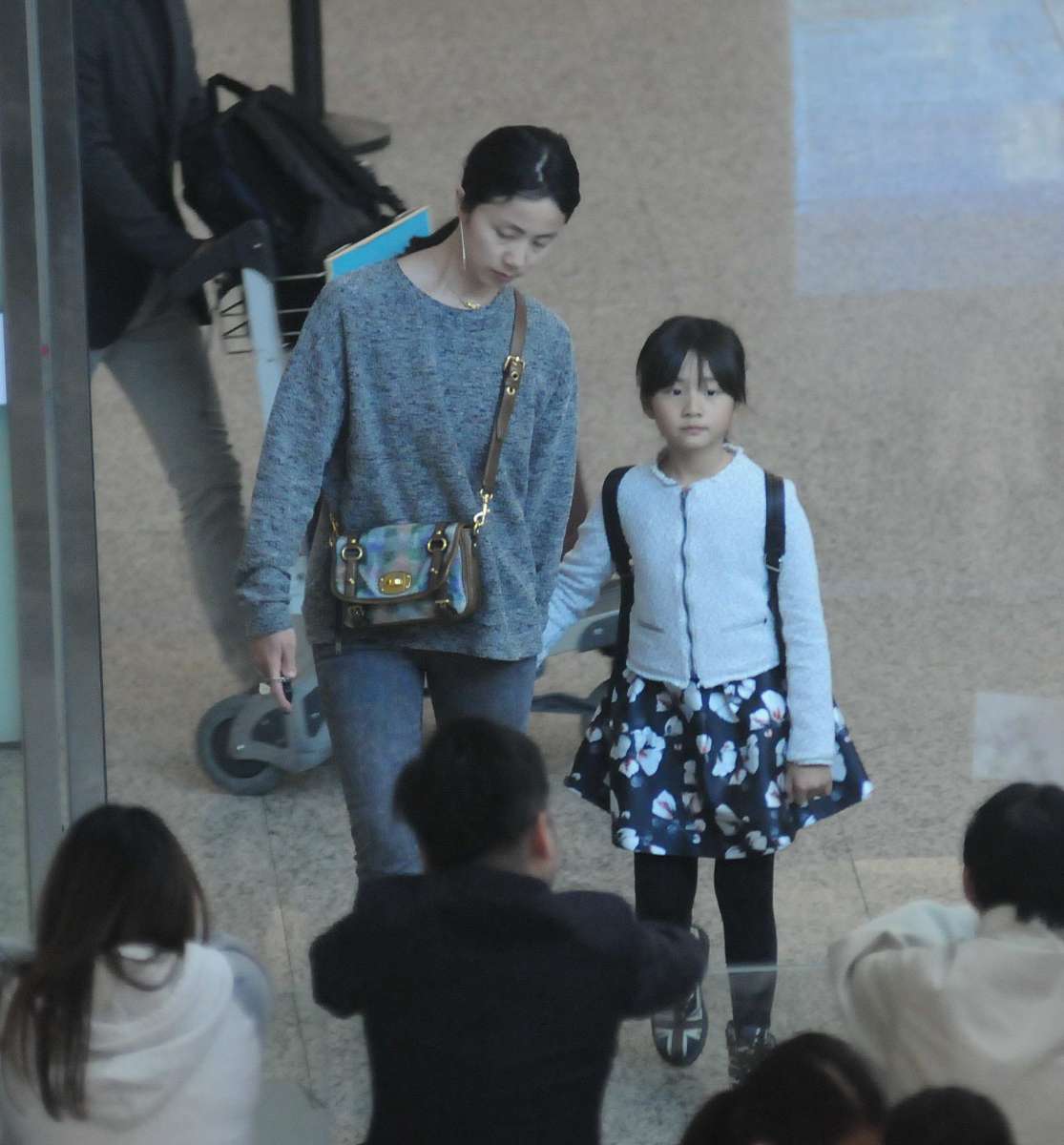 孙莉陪小女儿钢琴演出被偶遇妹妹获成人乐团伴奏气质出众像黄磊 帮我将这个标题去掉一个字