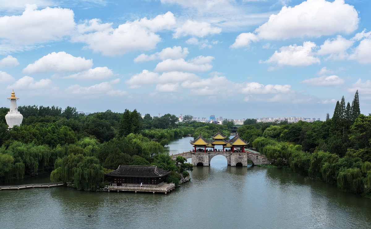 同学们通过初一下学期世界地理的学习相信你已经初步掌握了学习区域地理的方法下面请从地理的视角介绍我们的家乡扬州100到200字