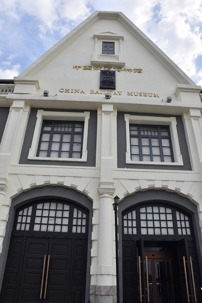 领头小车从A点沿着外圈行驶跟随小车在E点沿内圈行驶后追赶上领头小车的代码实现