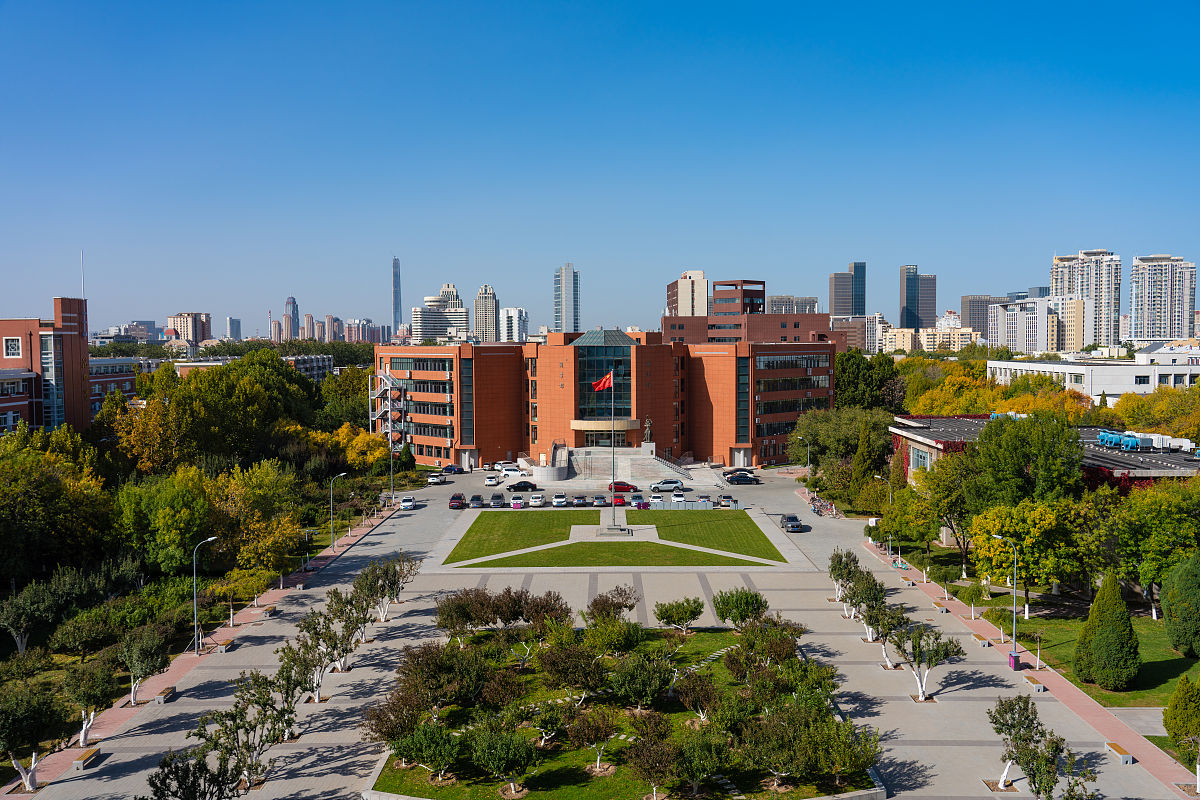 2020年10月22日,天津南开大学,南开图书馆和国旗广场.