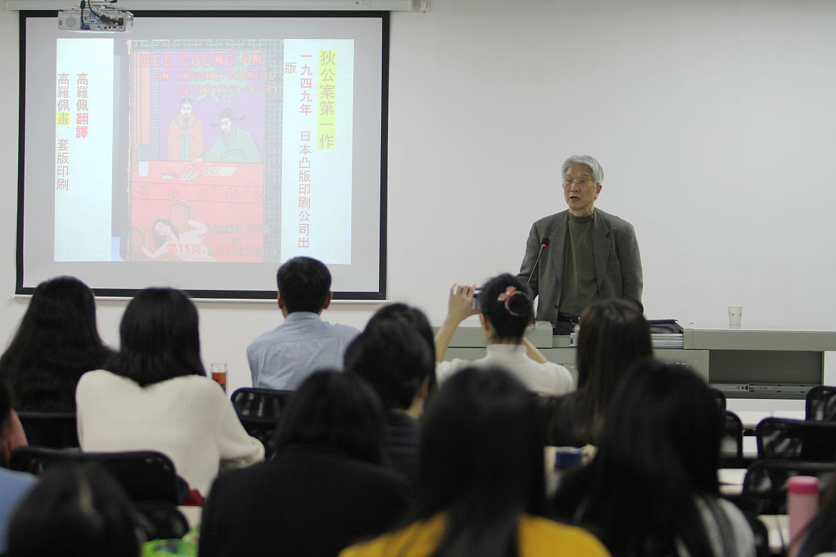 帮一名学校的老教授收拾屋子和老教授聊天谈谈两辈人的想法老教授送一些书籍给学院。关于这个事写一篇新闻稿