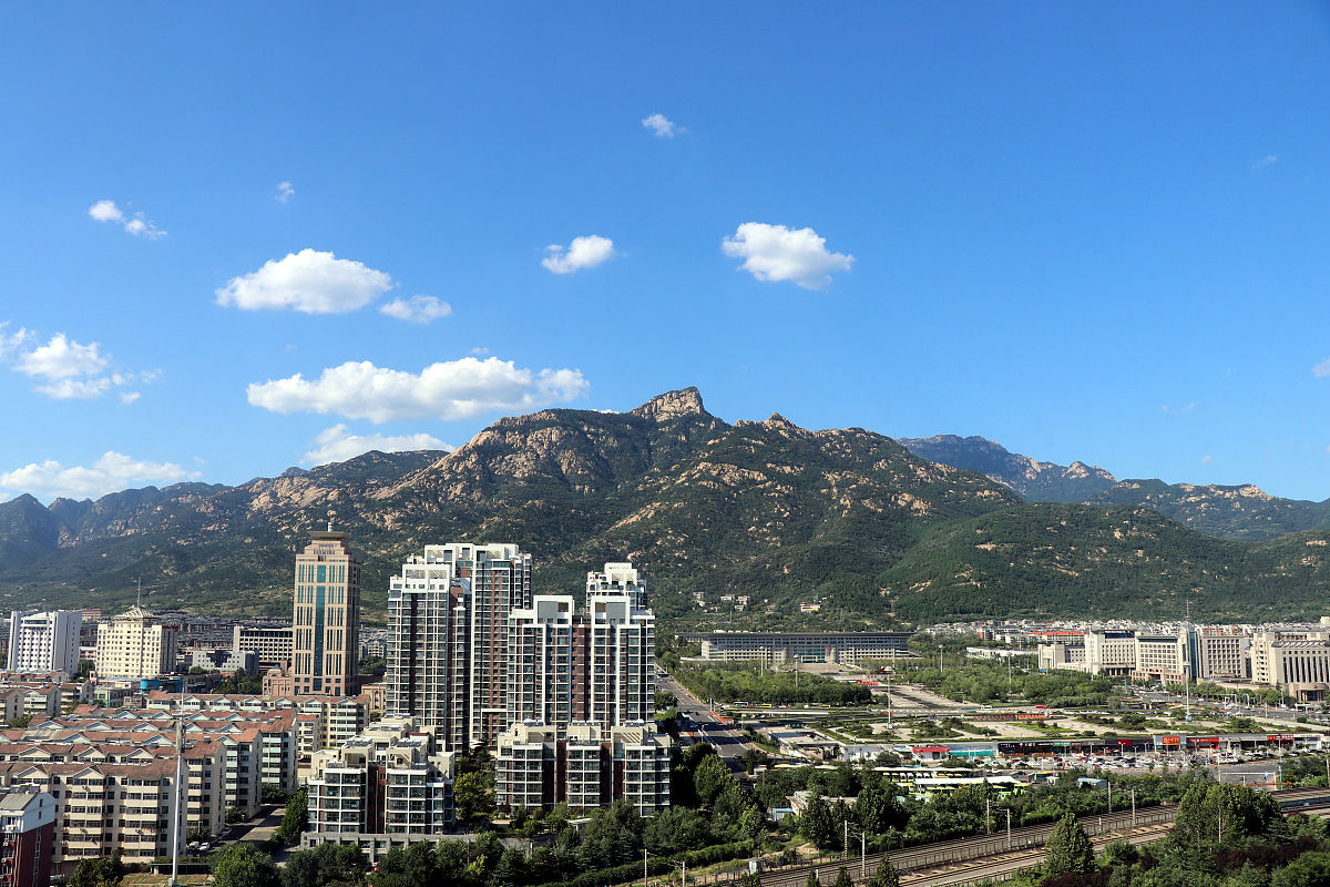 2020年9月3日,山东泰安,进入秋季后,当地多晴朗天气,蓝天白云组成一幅
