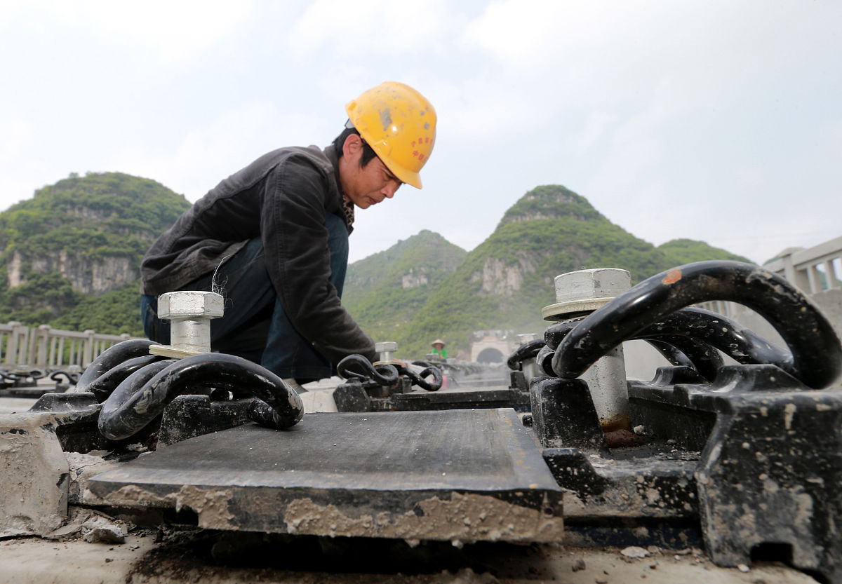 关于贵州安顺公路施工总承包二级资质怎么办理及转让内容详细一点字数