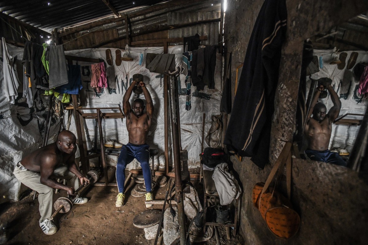 翻译：His family lived in a slum They were very poor His father died when Hans was nine years old As a result he had to stay home from school and help his mother Hans never played with other children;he