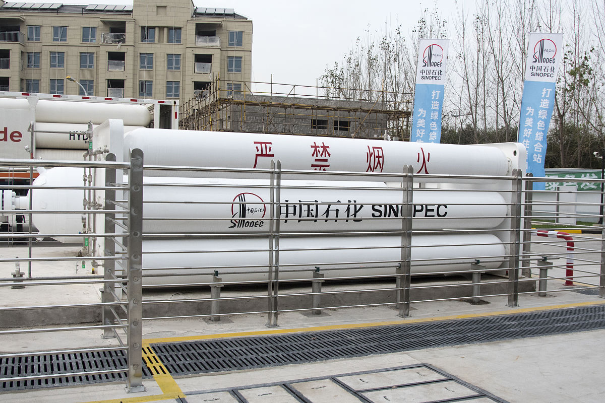 70mpa储氢罐储氢量70MPa储氢罐的储氢量取决于其体积和设计压力。一般来说70MPa储氢罐的储氢量在10-50升之间具体取决于罐体的尺寸和材料。例如一个直径为250毫米高度为500毫米的70MPa储氢罐其储氢量约为20升。每升多重