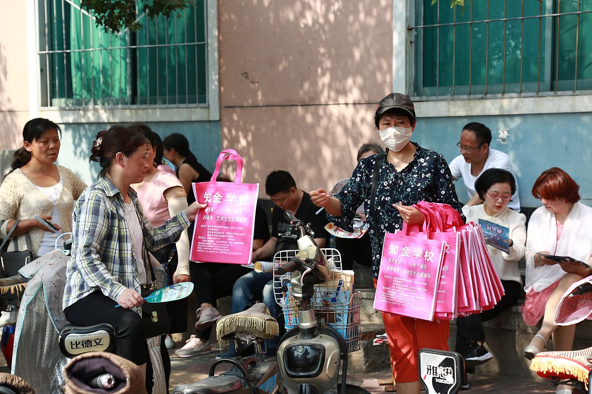 2018年6月7日,山东泰安,有很多培训机构在这个时候向家长法师传单,家