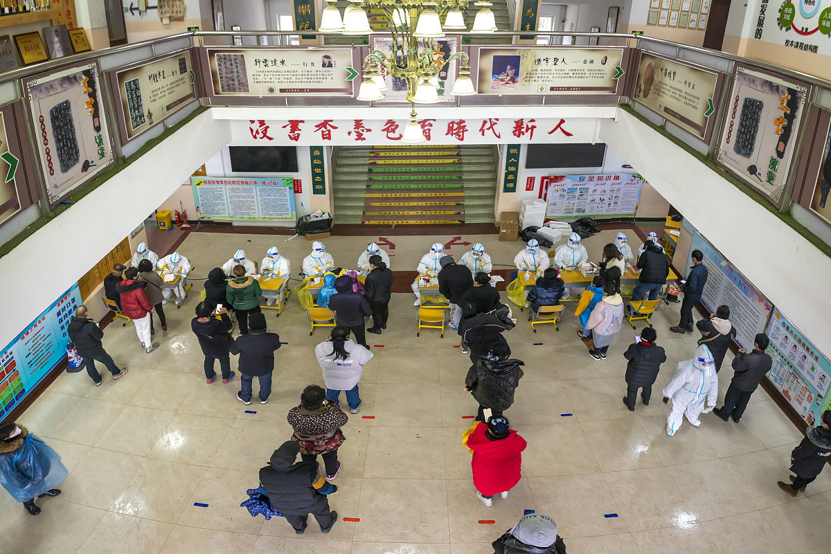 以原八幼职工尹大秀的身份祝贺应县第八幼儿园瑞华小学瑞华中学要押韵