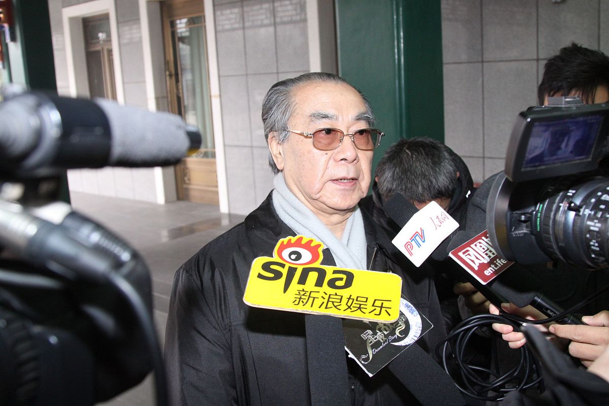 2012年11月16日,北京,中国播音界泰斗张颂追悼会在八宝山殡仪馆大礼堂