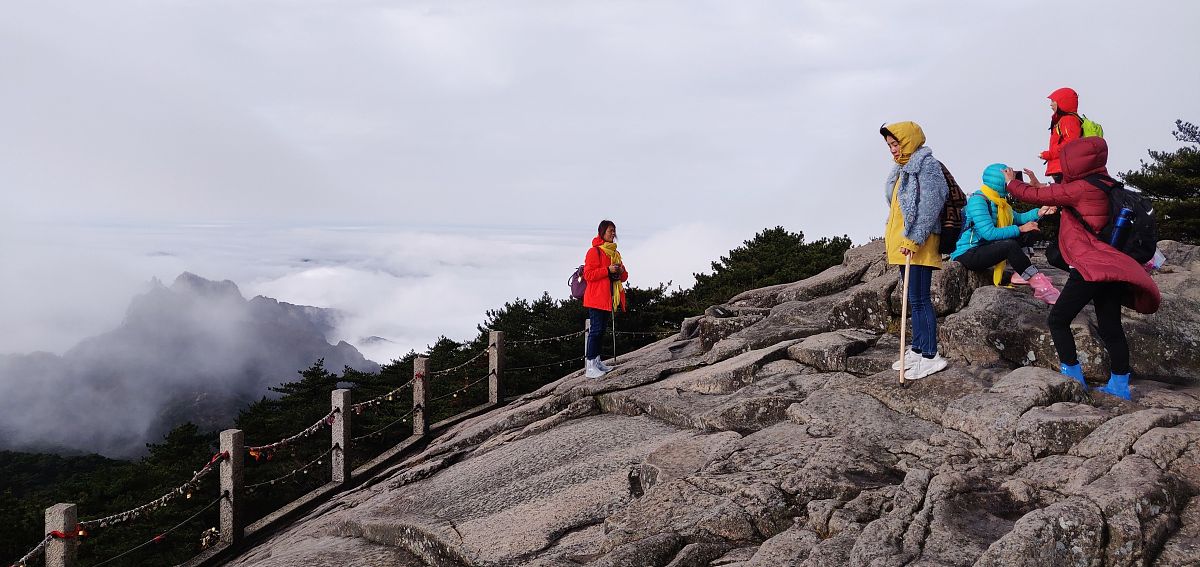 以会当凌绝顶一览众山小为题写一篇北京中考作文字数1000字左右。文体为记叙文。要体现出在爬山的过程中是如何战胜困难的不能平铺直叙要有曲折和挑战比如在半山腰最困难的时候想到放弃但最终克服困难成功登顶见到最美的风景。要体现心理过程、团队合作、互相鼓励要穿插描写美丽的风景。从登山过程从进而感悟人生。开头以回忆方式开始结尾要扣题。开头、结尾和中间段一定要层次分明。叙事过程中描写要细致文字要有美感。