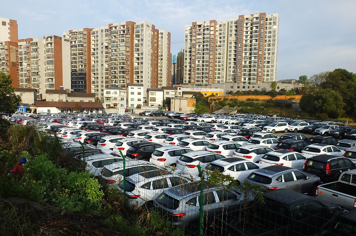 2019年4月1日,湖北宜昌市夷陵区发展大道,4s店采购大量崭新的汽车,停