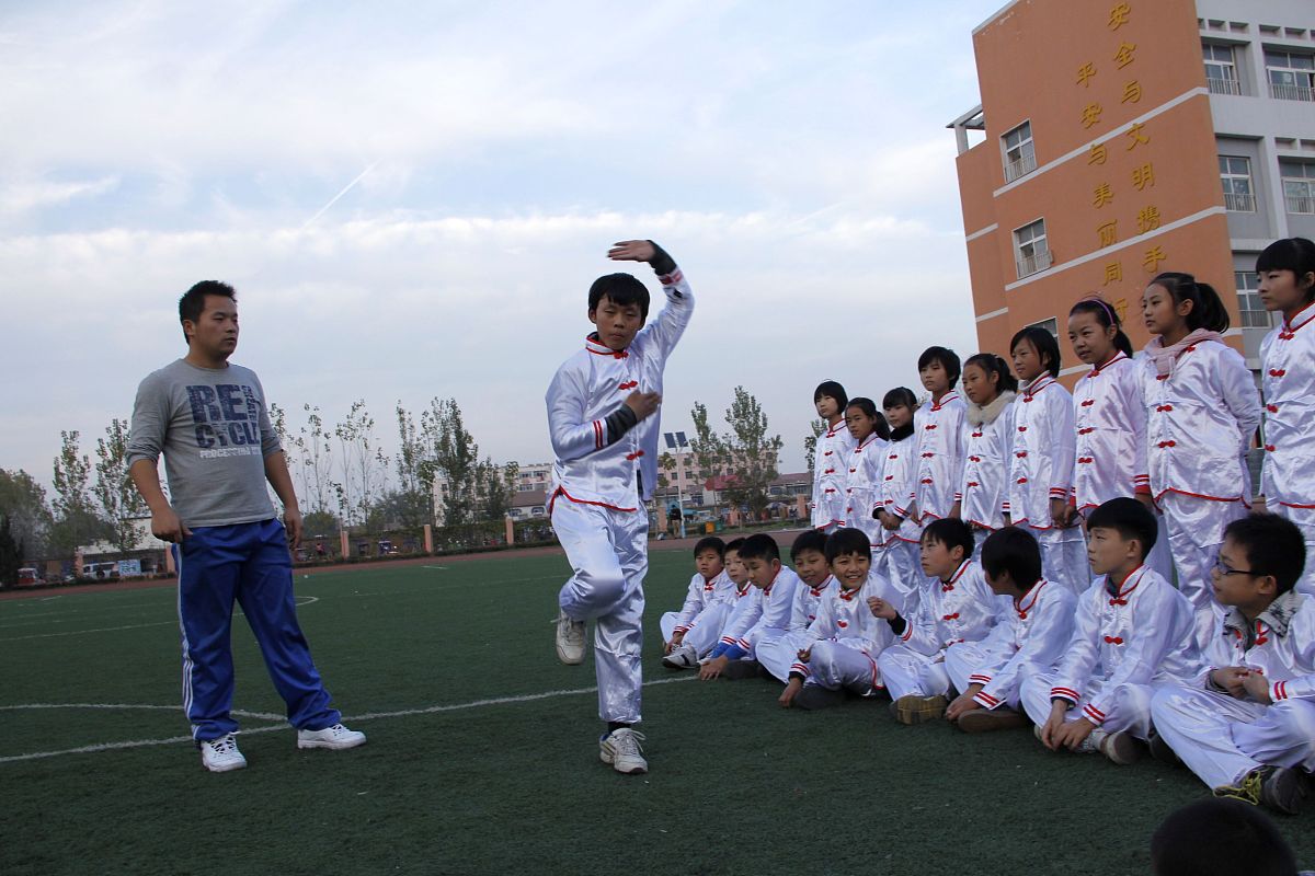 2013年11月07日,河南省安阳市内黄县第四实验小学的学生在体育课上练