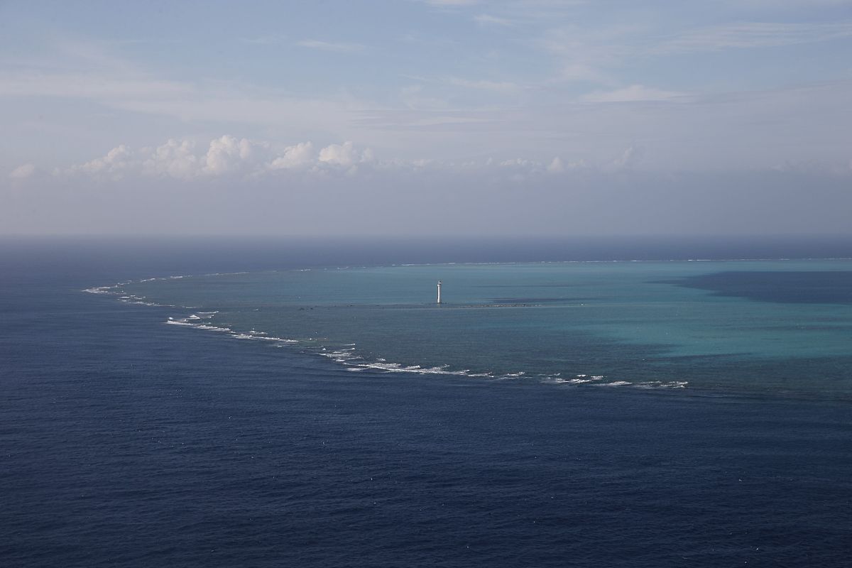 2023年中国在台湾海峡和台岛北部、南部、台岛以东海空域组织环台岛战备警巡和联合利剑演习旨在对台独分裂势力与外部势力勾连挑衅的严重警告是捍卫国家主权和领土完整的必要行动。我想就此次围岛演习后各国和地区的反应为研究方向写一篇调研文章调研文章的背景该怎么写呢