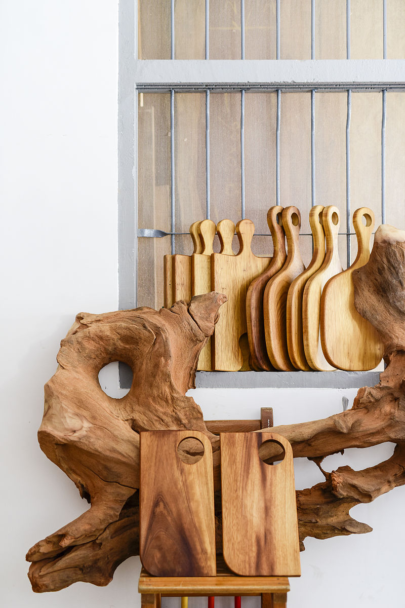 请为我提供一篇关于迷你链锯的广告营销文案以反例开头主题是用迷你链锯做木制工艺品。文案大约100字左右。