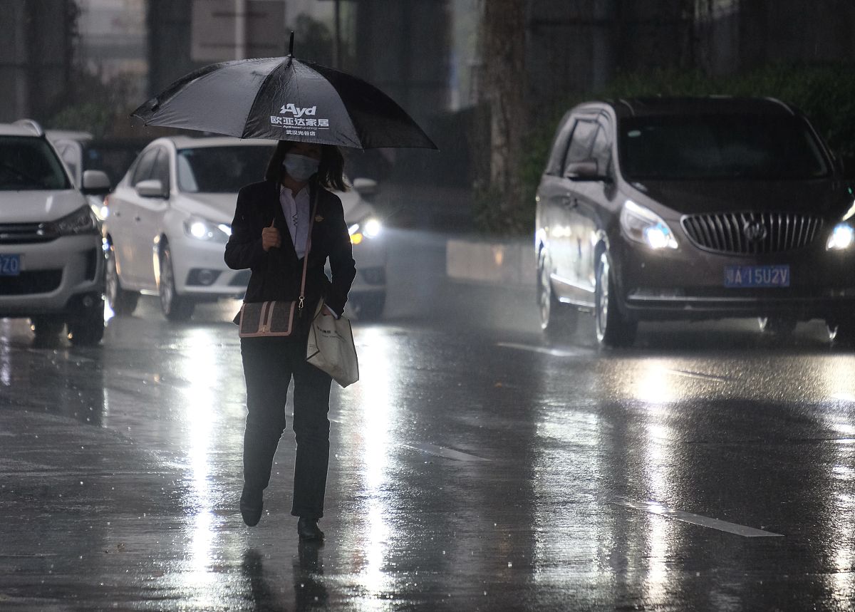 今天小明情绪不好他对小红说因为淋过雨请帮小红回答小明