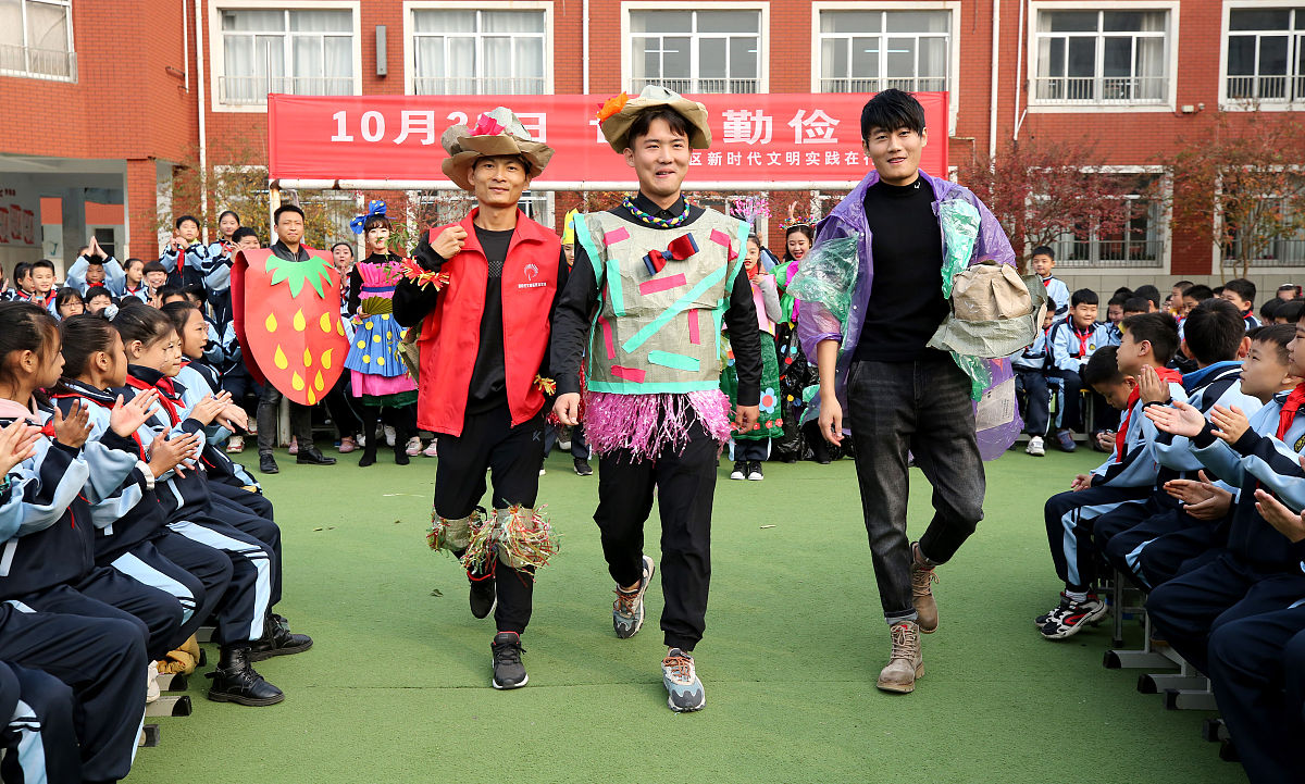 2020年10月30日,山东省枣庄市市中区新时代文明实践志愿者在逸夫小学