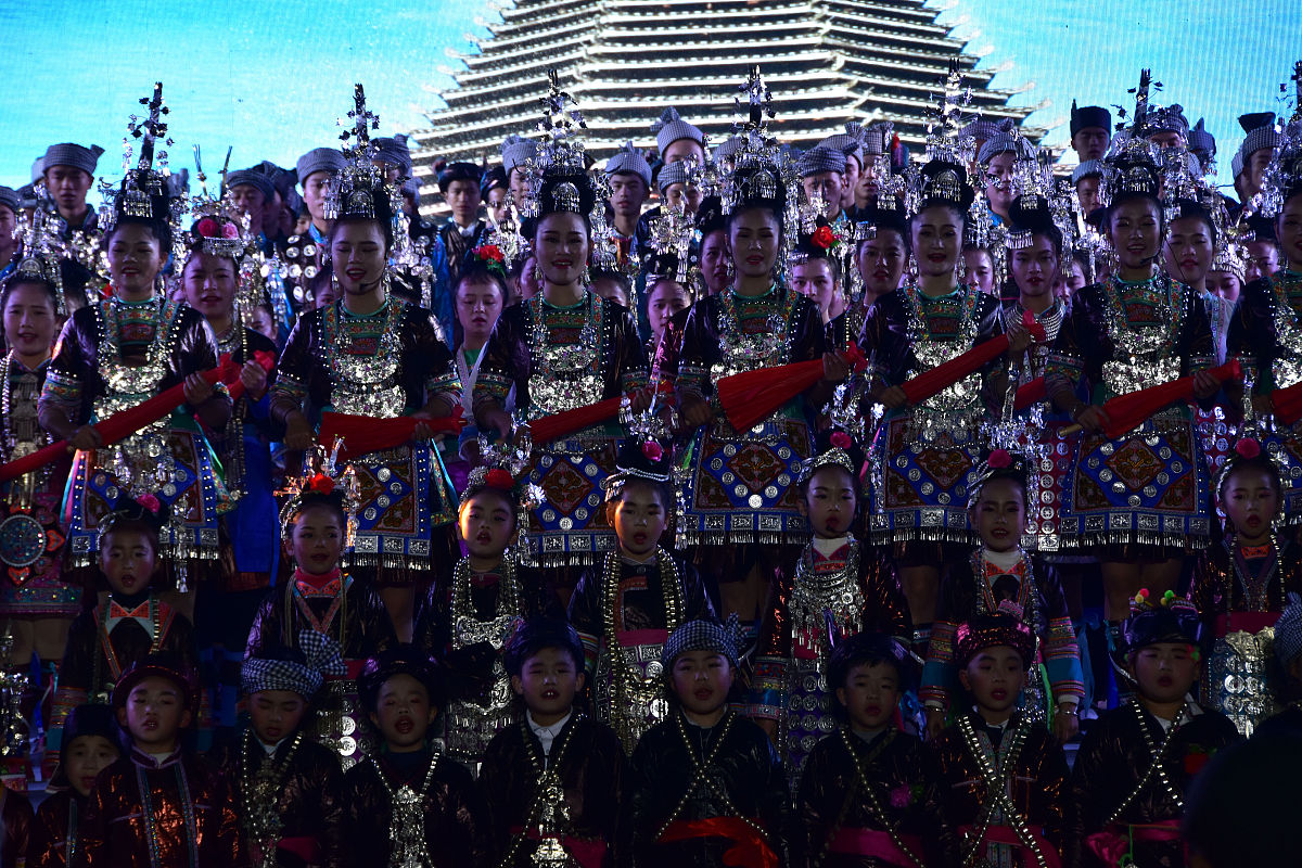2018年11月28日,侗族姑娘在从江銮里风情园舞台齐唱侗族大歌.