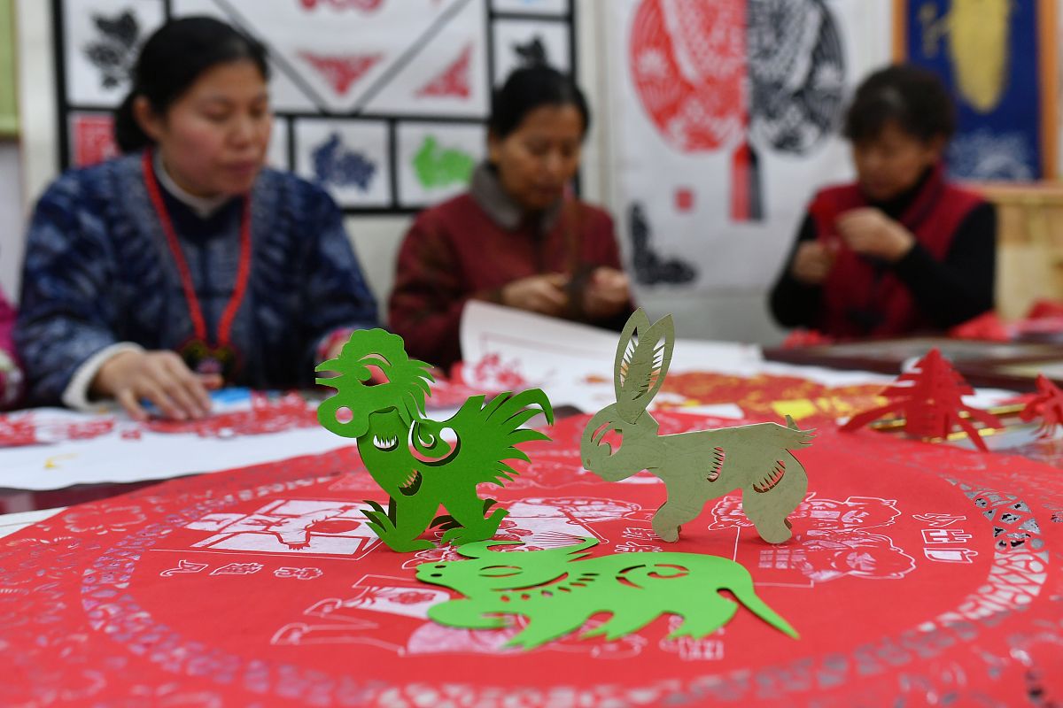 写一段以十二生肖为主题的少儿剪纸活动方案