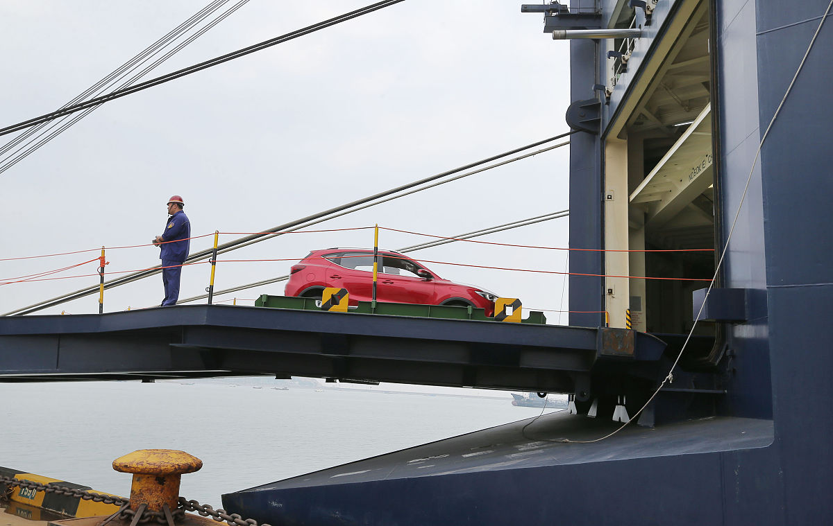 翻译“Docks, dock levelers, trailer restraint equipment shall undergo a documented monthly inspection to help ensure safe operating condition and a quarterly documented 3rd party PM and inspection.”