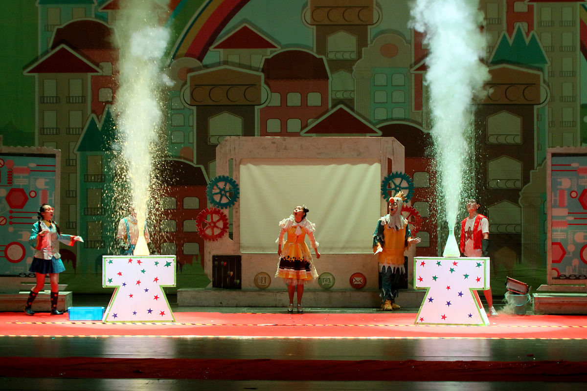 2019年8月18日,在山东烟台大剧院,演员们表演科学实验.