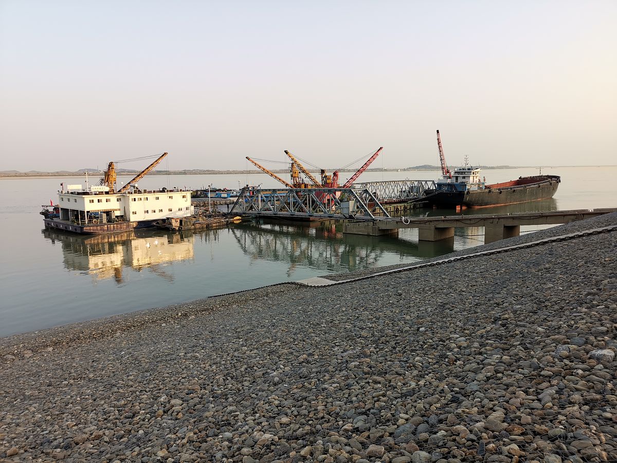 你知道什么是扭王字块吗？n扭王字块是护面块体的一种一般摆放在防波堤最外面一层通过削弱波浪的冲击力保护防波堤。