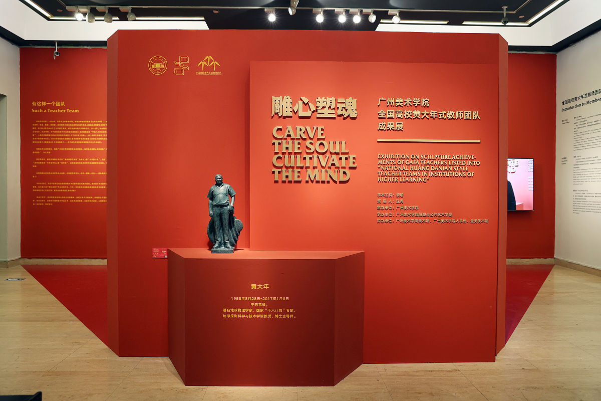 魂徒→魂士→魂师→魂主→魂皇→魂宰→魂朽→千年最强者→万年强者每一等级级对应有九念如魂徒一念魂徒二念……以此类推每三念能多一个魂约即每一等级能有三个魂约魂约解除后必须修养至少一年方可继续签订魂约或者使用天材地宝回复灵魂才能继续签订。魂宠师本质上也算是魂宠从眼睛上判断等级奴仆级：浅褐色；战将级：浅黑色；统领级：浅绿色；君主级：浅蓝色；帝皇级：紫色魂宠师同时召唤的魂宠个数也是有限制的魂徒只能召唤一只魂