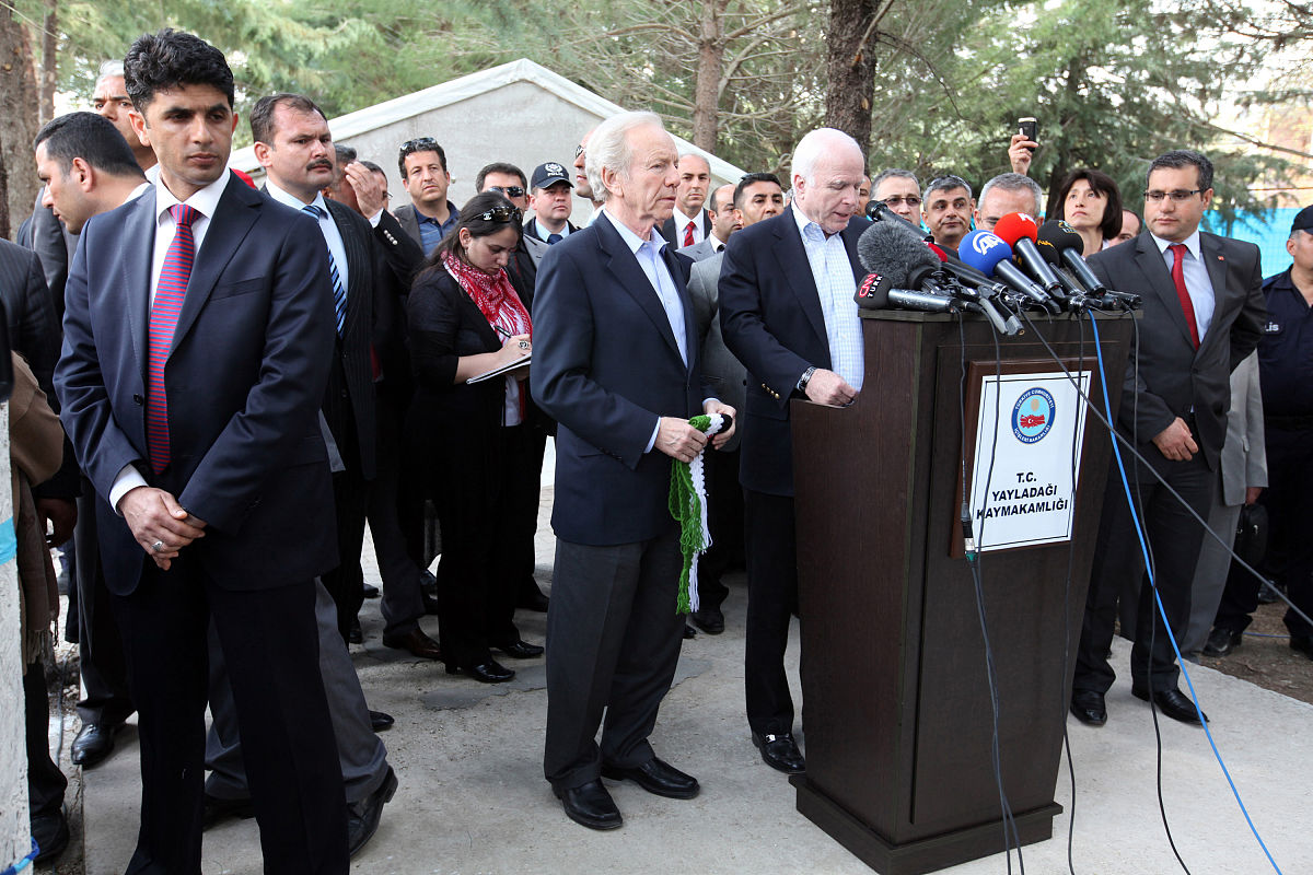 当地时间2012年4月10日,土耳其yayladagi hatay,麦凯恩和利伯曼称叙总