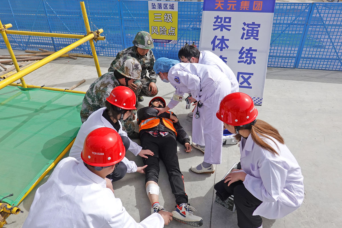 给我写一份详细的项目应急预案演练按人员伤亡类事故场景详细描述应急预案的方法写不得少于5点