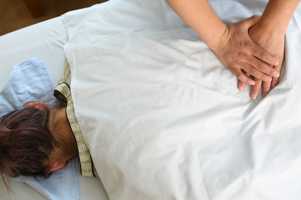 咸阳市崇英技能学校中医推拿速成班：快速掌握中医推拿技术