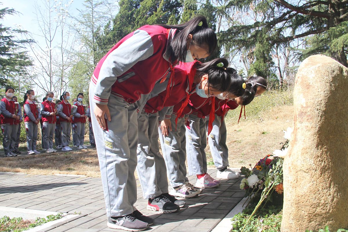 以峨眉山为主要地点写一个中小学生5天的研学夏令营活动方案要求每天拥有一个主题、趣味性强、能够吸引人