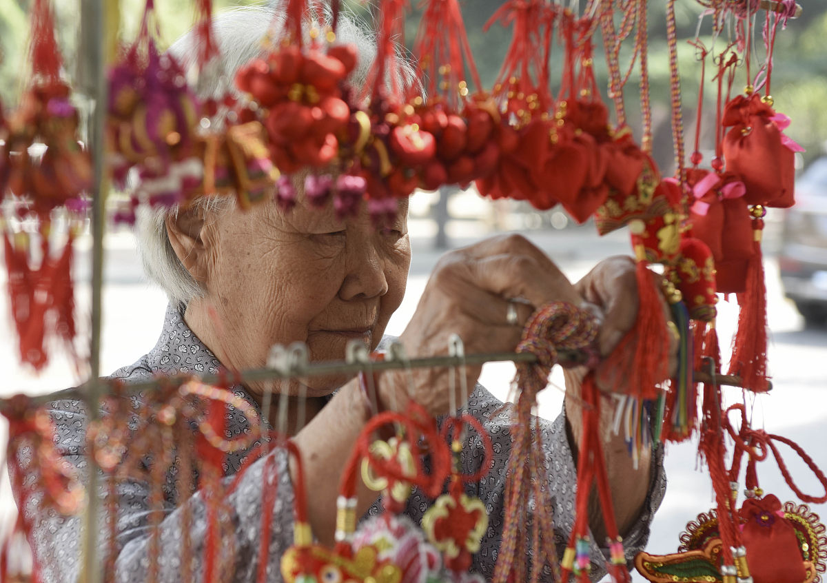2020年6月25日,山西永济街头,香包热销,市民争相选购.冯奶奶说,香包内