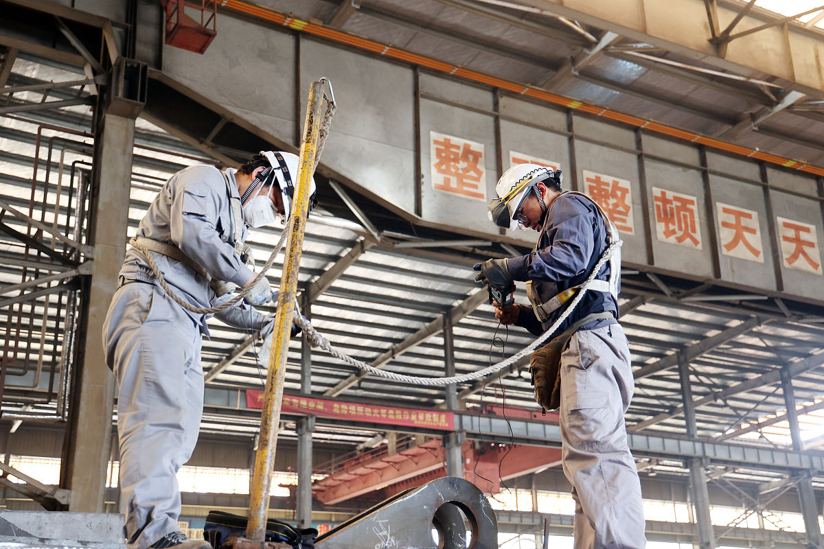 机械重工厂中可能存在的安全危害以及如何避免这些危害。