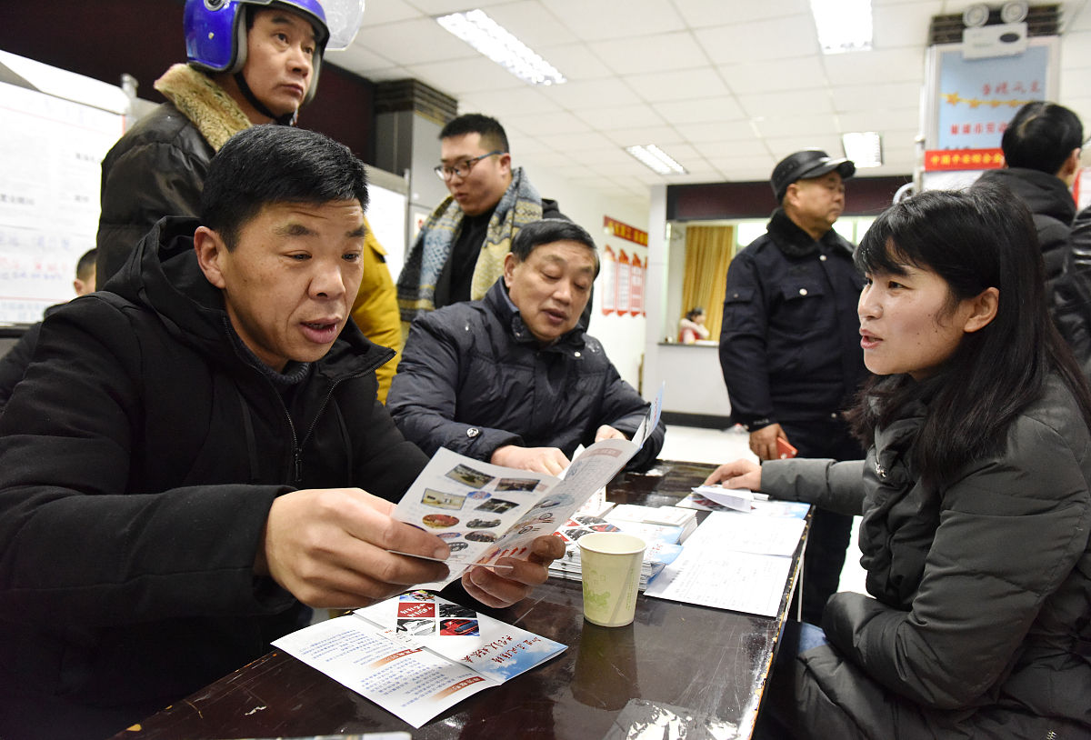利用下班时间邀请指导员到社区为普查员在培训中遇到的疑问进行解答这句话帮忙理顺一下