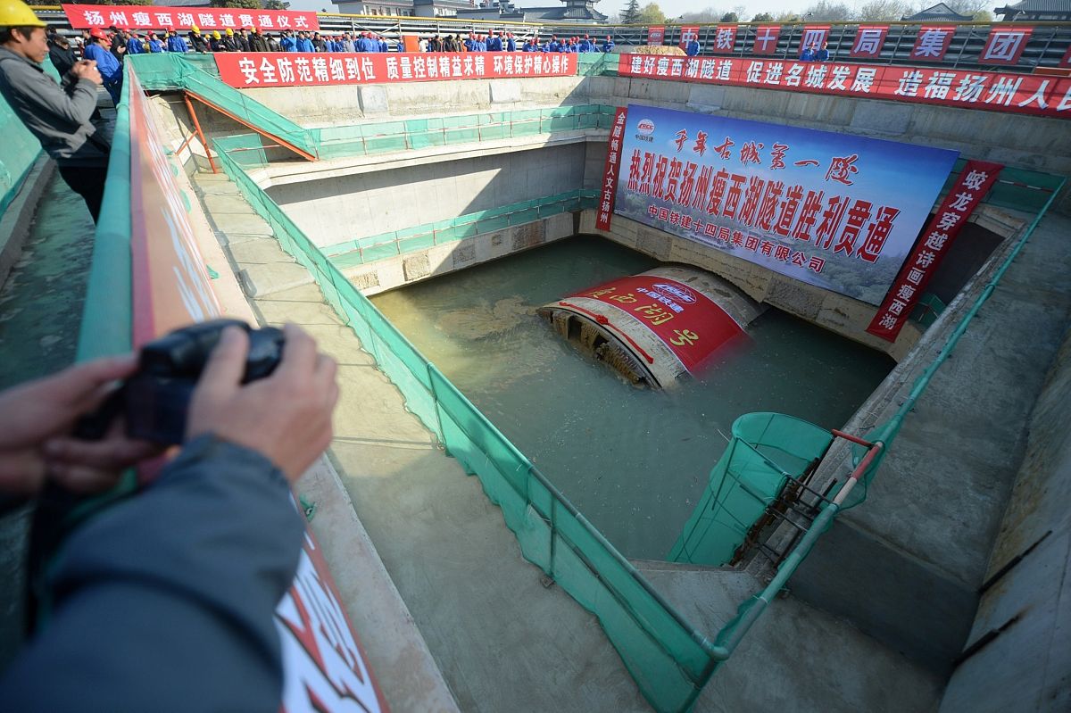 泄洪输水隧洞减小水击压力工程措施研究综述