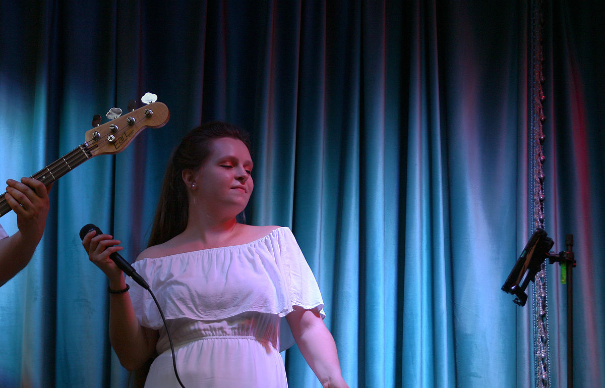 小沫是位女群友点评一下她的歌声