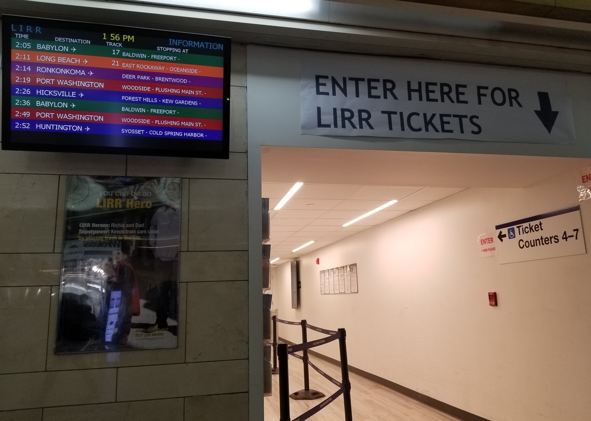 铁路客运英语对话：买票场景对话及翻译