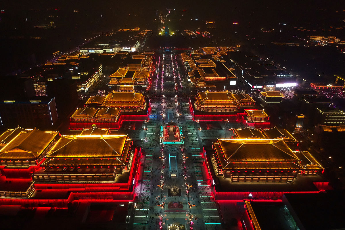 2018年12月30日,西安.航拍升级改造后的大唐不夜城,璀璨夜景十分夺目.