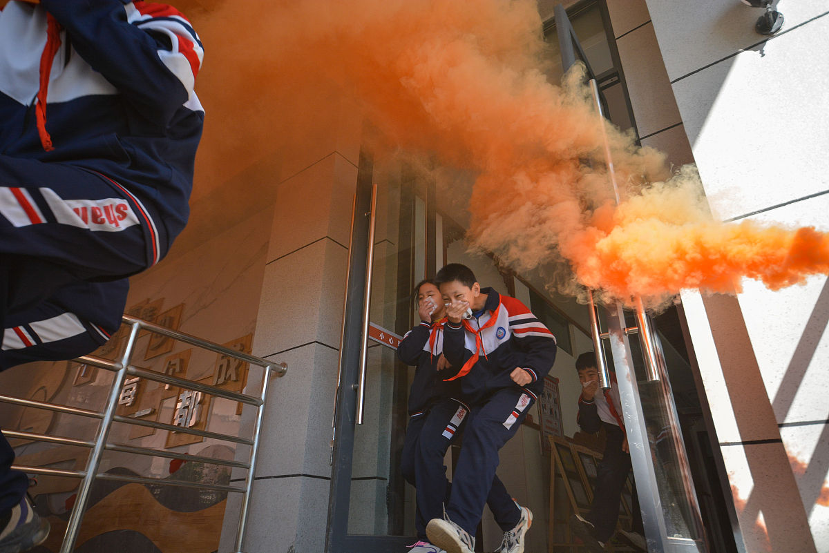 请同学们围绕近期一个安全事故描述事故的起因经过结果以及针对此次事故你的感想和启示。要求：字数300-400左右。