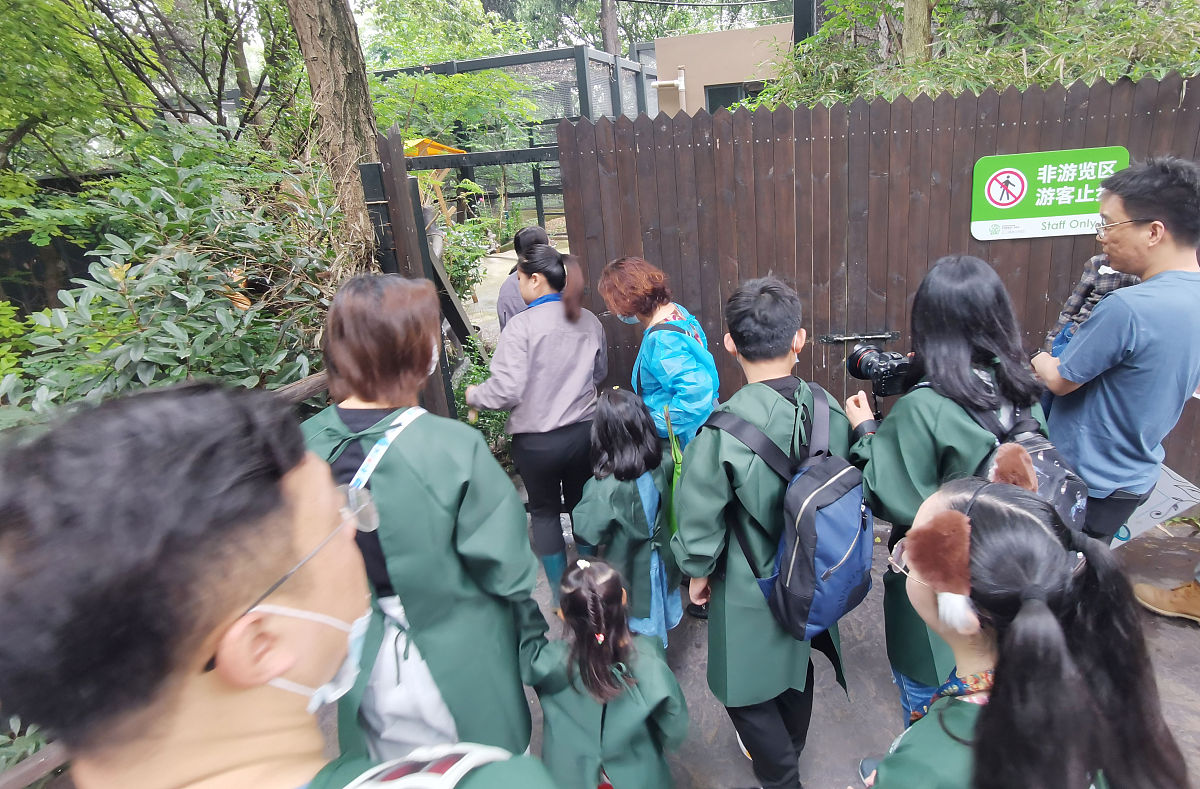 以峨眉山为主要地点写一个中小学生5天的夏令营活动方案要求将流程再进行细化使得操作性更强