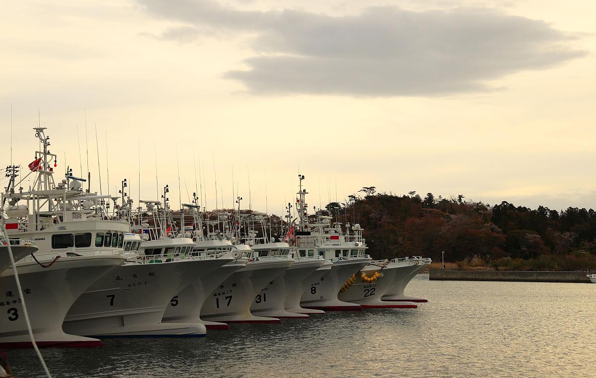 当地时间2021年4月13日,日本福岛县,福岛核电站港口的渔船.photo take