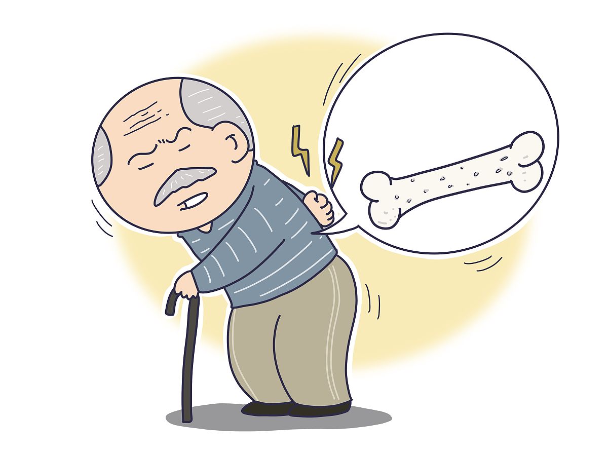 66岁女性居家隔离后外出摔倒致髋部和手腕骨折，为何老年人更容易骨折？