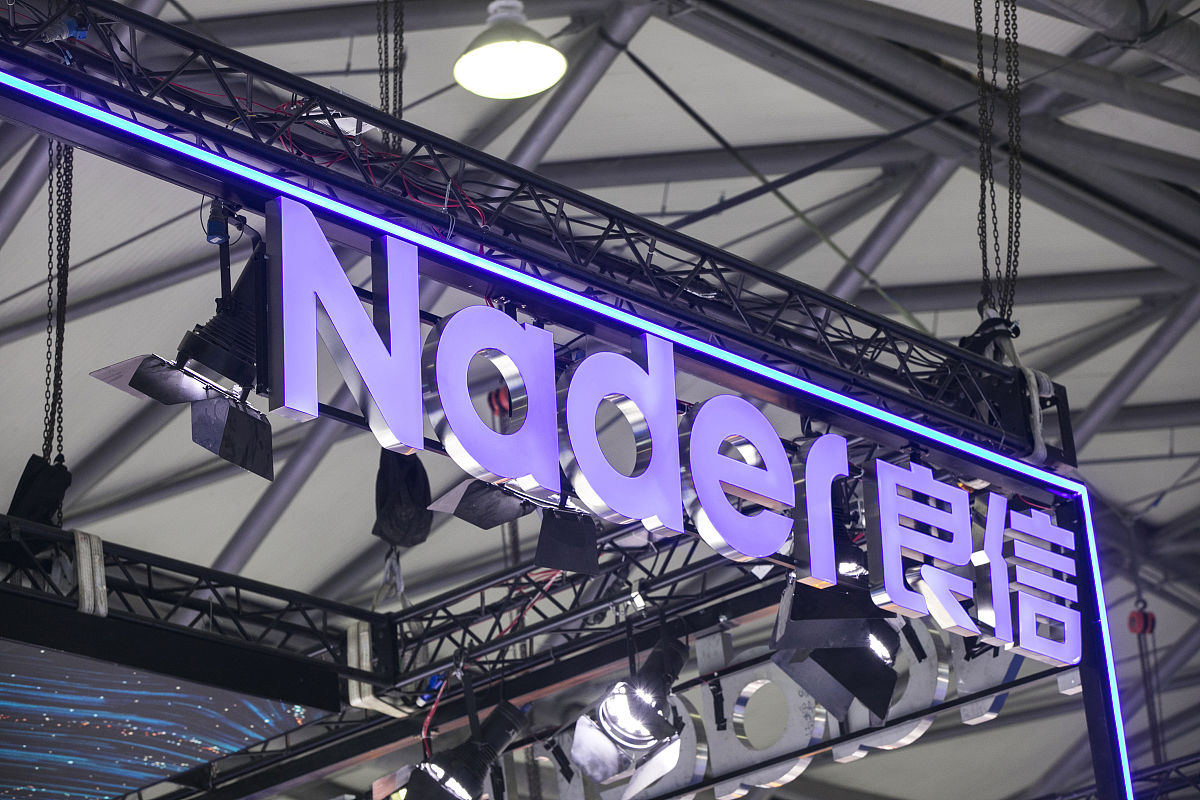 《国际财务报告准则第16号》要求承租人对合同的租赁组成部分和非租赁组成部进行拆分除非承租人采用简便实务操作方法。 承租人如何将合同对价分摊至这些组成部分？A 基于管理层批准的分摊基础进行分摊。B 基于易于获得的可比市场价格进行分摊。C 基于余值原则将对价分摊至非租赁组成部分。D 基于各租赁组成部分的相对单独价格和非租赁组成部分的单独价格的总和进行分摊。