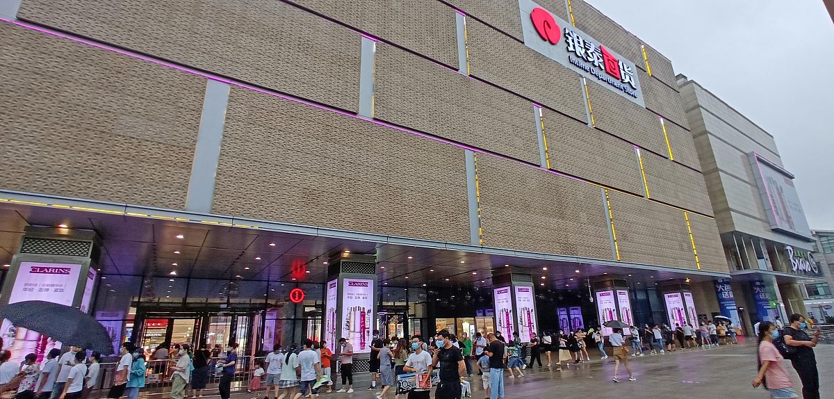 2021年8月14日,浙江绍兴,为落实疫情防控要求,各聚集性场所入口实施健