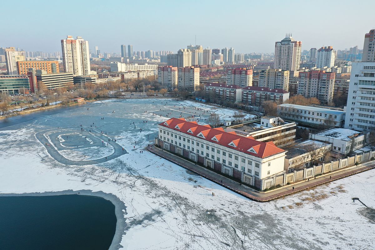 2022年1月25日,天津市最具人气的室外溜冰场——天塔湖滑冰场"开门纳