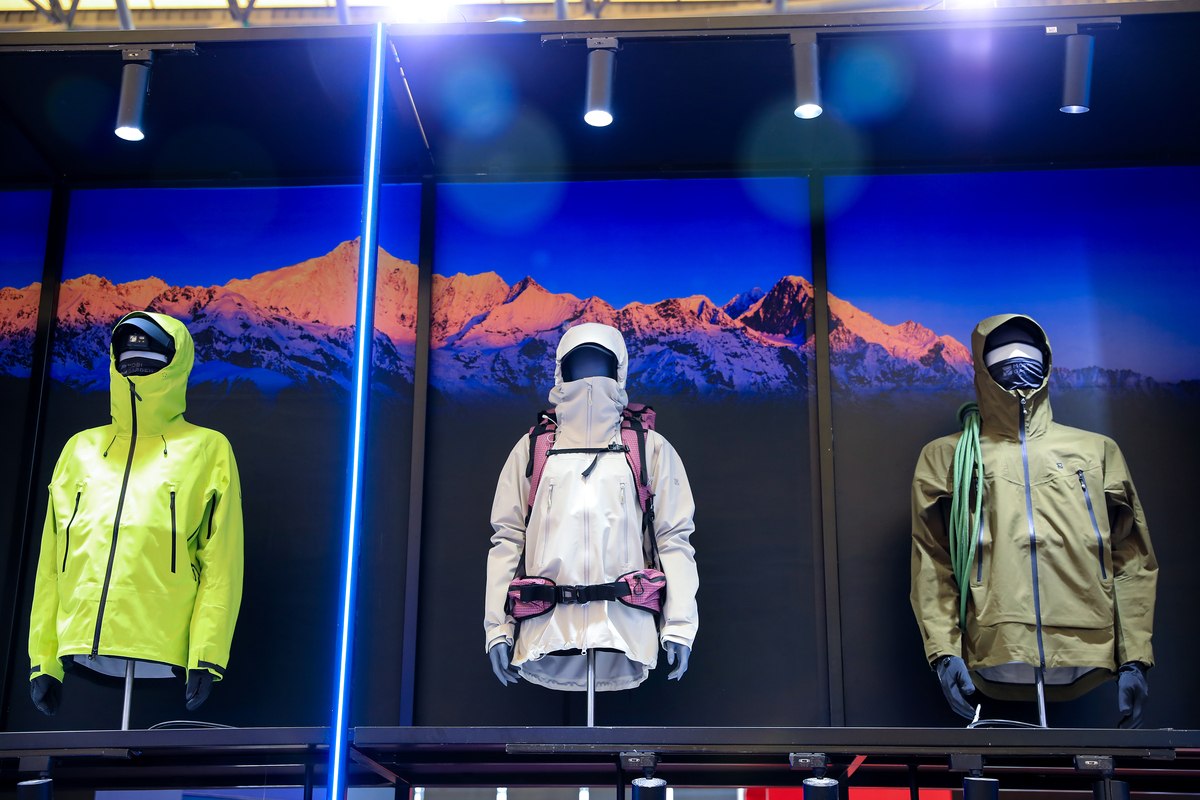 题目是酒高中作文800字酒是一种古老而神秘的饮品也是人类文明发展的重要标志之一。从古至今酒始终伴随着人们的生活成为了人们宴请亲友、庆祝节日、祭祀祖先等重要场合的必备之物。然而酒也是一种双刃剑如果不正确地对待它就会带来无尽的危害和伤害。酒的历史可以追溯到几千年前的中国早在商代时期酒就已经成为了一种重要的礼仪和文化象征。在中国文化中酒有着独特的地位它不仅是一种饮品更是一种精神文化的象征。在古代酒被视为