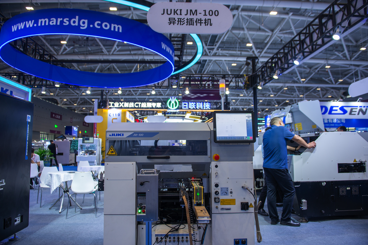 把下面的内容用中文换个说法在不改变原文含义和段落的情况下使其更易于理解：作为全球电力电子顶尖展会PCIM Europe的姐妹展PCIM Asia上海电力电子展是一场在亚洲领先的电力电子国际展览会及研讨会。PCIM Asia作为一个涵盖组件、驱动控制、散热管理及终端智能系统的全方位展示平台向业界人士呈现一条完整的产业价值链。来自消费电子、工业电子、汽车电子、超大功率应用、智能家居、可再生能源管理等领